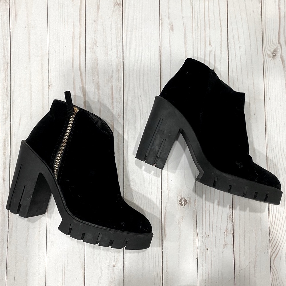 FOREVER 21 VELVET BLACK ANKLE BOOTIES - Picture 1 of 4